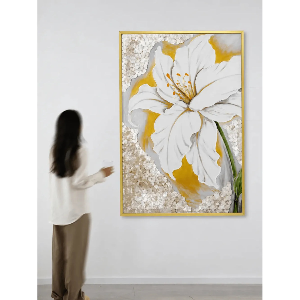 Mother of Pearl Wall Art with Oversized White Bloom and Gold Frame Main Product Image Image principale du produit