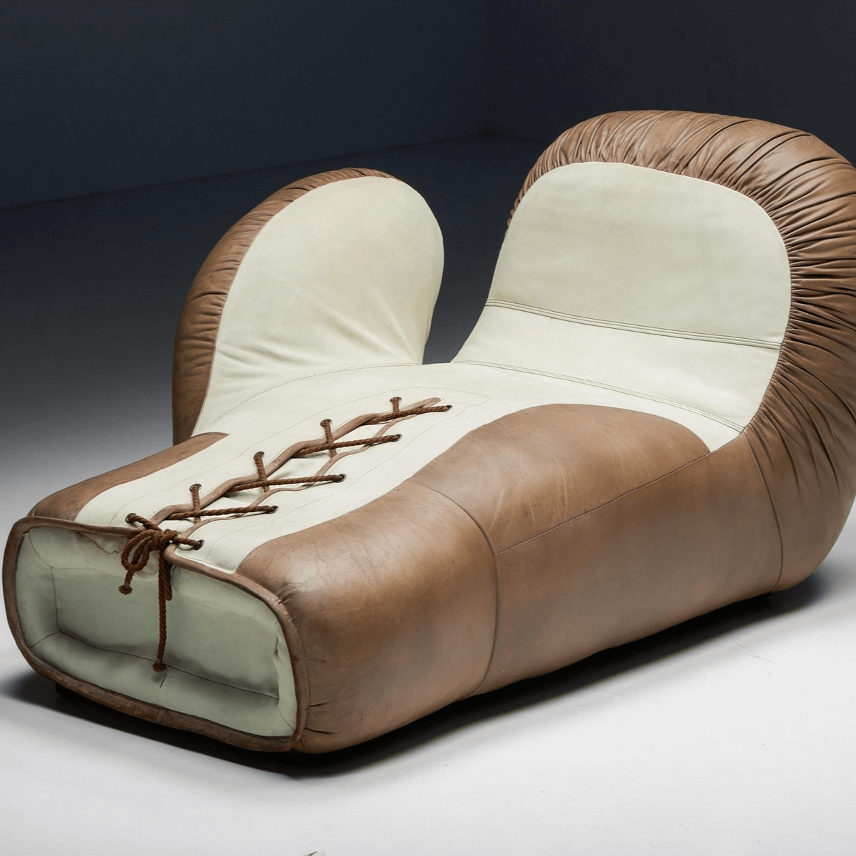 Nordisches Luxus-Boxhandschuh-Sofa mit Kunstleder-Oberfläche Zweitbild