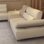 أريكة كريمية بيضاء أنيقة مريحة: راحة قابلة للتحويل وتصميم معاصر
