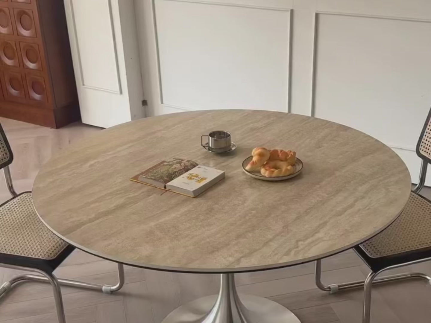 Tulip-Shaped Round Dining Table with Matte Sintered Stone Top