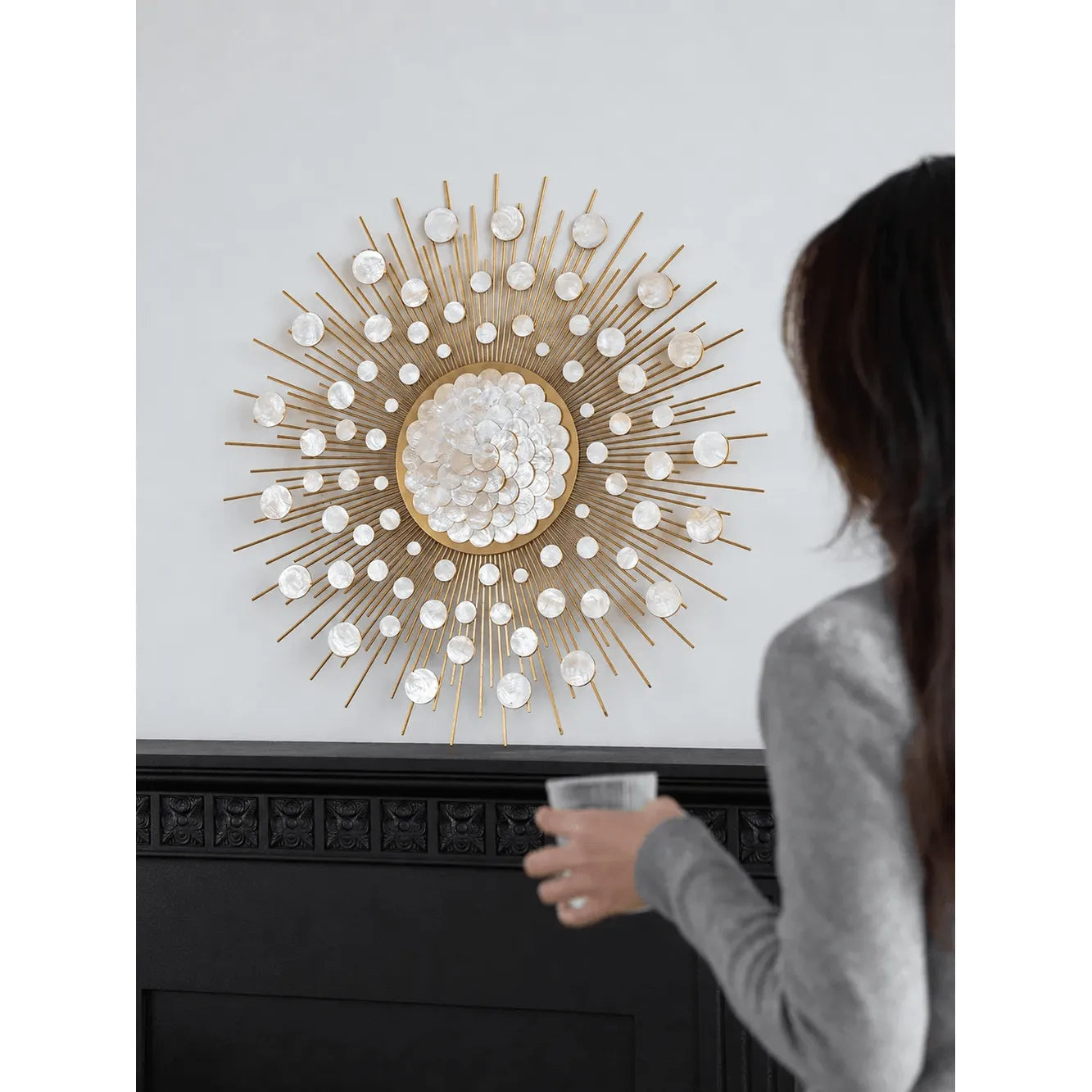Œuvre murale Radiant en nacre avec relief soleil doré superposé Image secondaire du produit