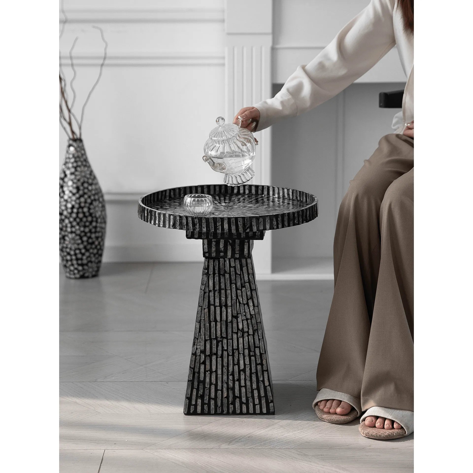 Radiating Shell Inlay Mother of Pearl Side Table with Sculptural Pedestal Zweitbild