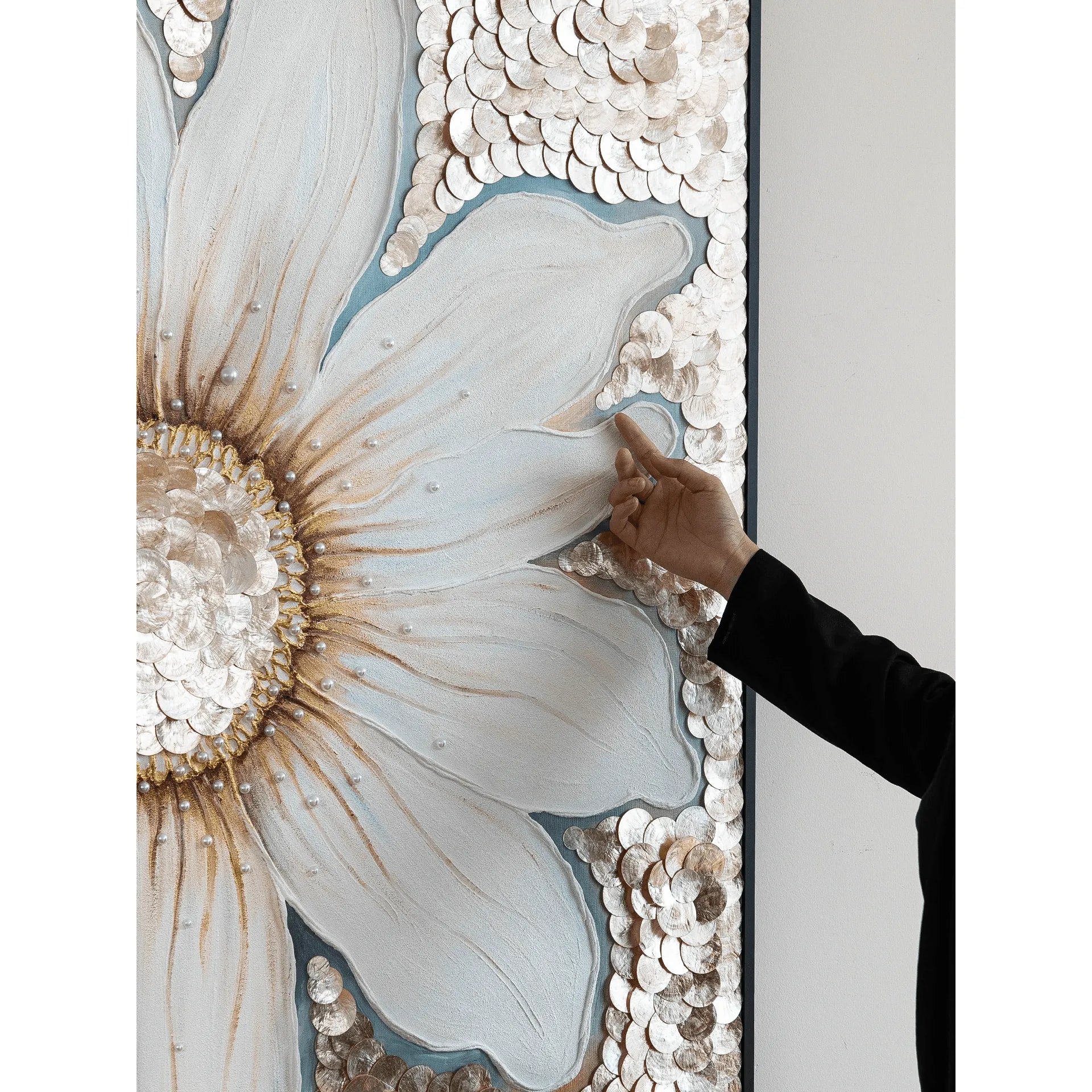 Œuvre murale florale en relief en nacre avec texture perlée et cadre noir Image secondaire du produit