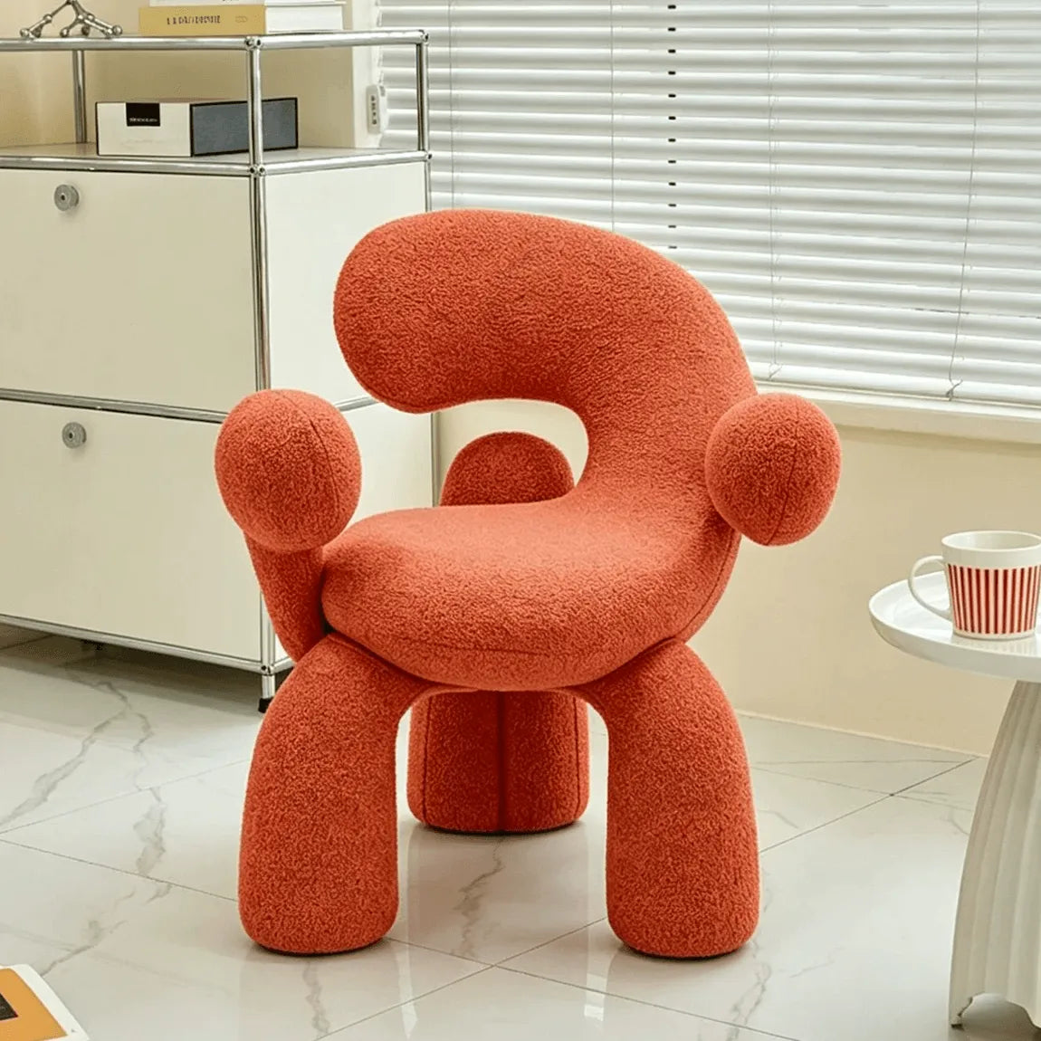 Sculptural Curved Accent Chair with Plush Texture and Bold Colors Imagen secundaria del producto