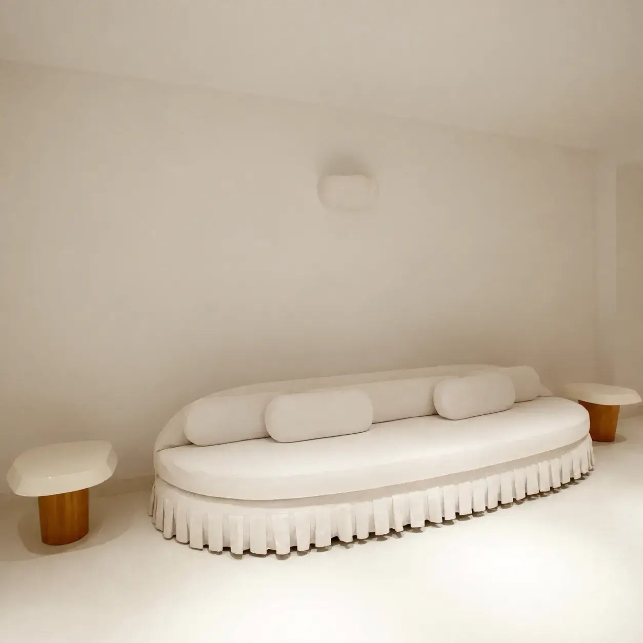 Skulpturale geschwungene Sofa mit Rüschensaum, umlaufender Rückenlehne und niedrigem Profil Zweitbild