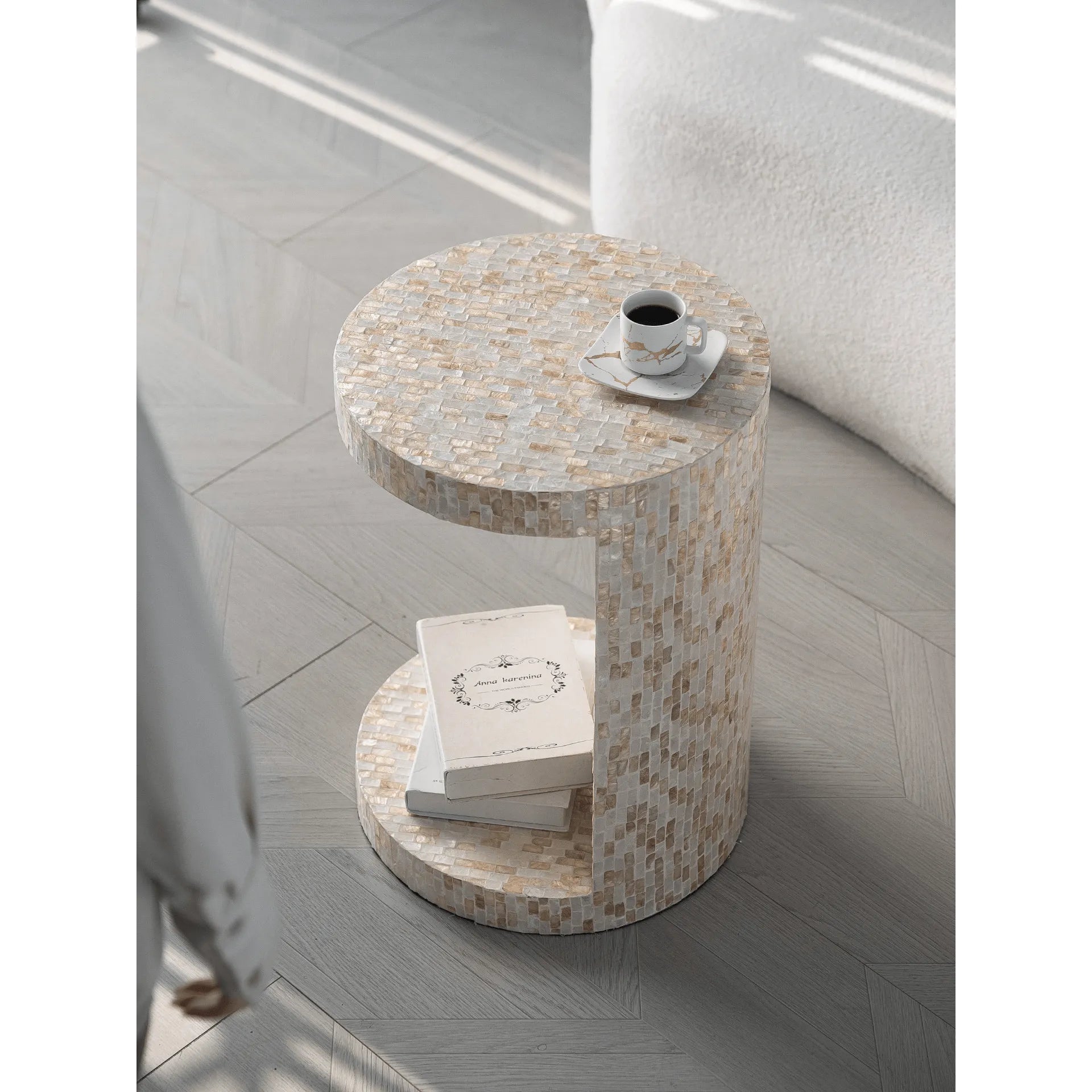 Sculptural Mother of Pearl Side Table With Open Storage Niche Zweitbild