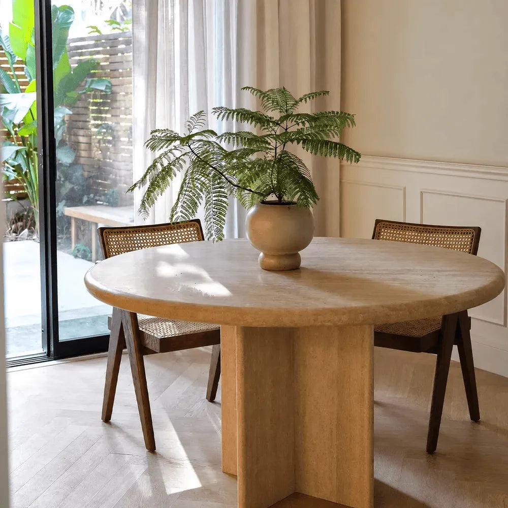 Sculptural Travertine Dining Table in Warm Beige with Thick Round Edge Imagen secundaria del producto