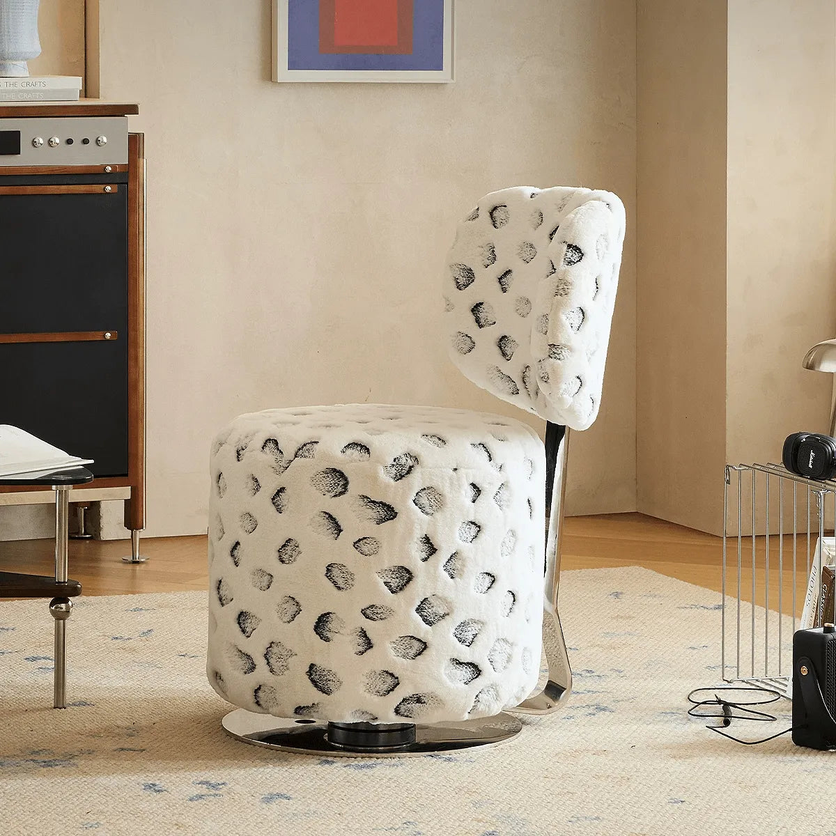 Sculptural Velvet Vanity Stool With Dual Swivel Back and Polished Steel Base Imagen secundaria del producto