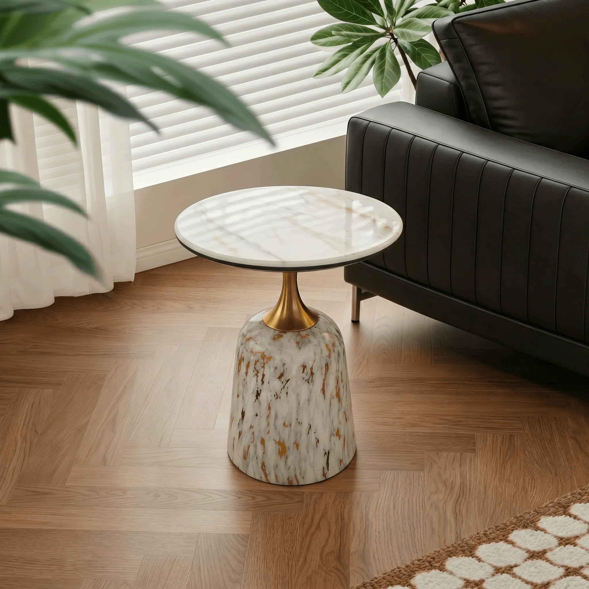 Mesa auxiliar escultórica de piedra sinterizada blanco-dorada con base de pedestal texturizada Imagen secundaria del producto