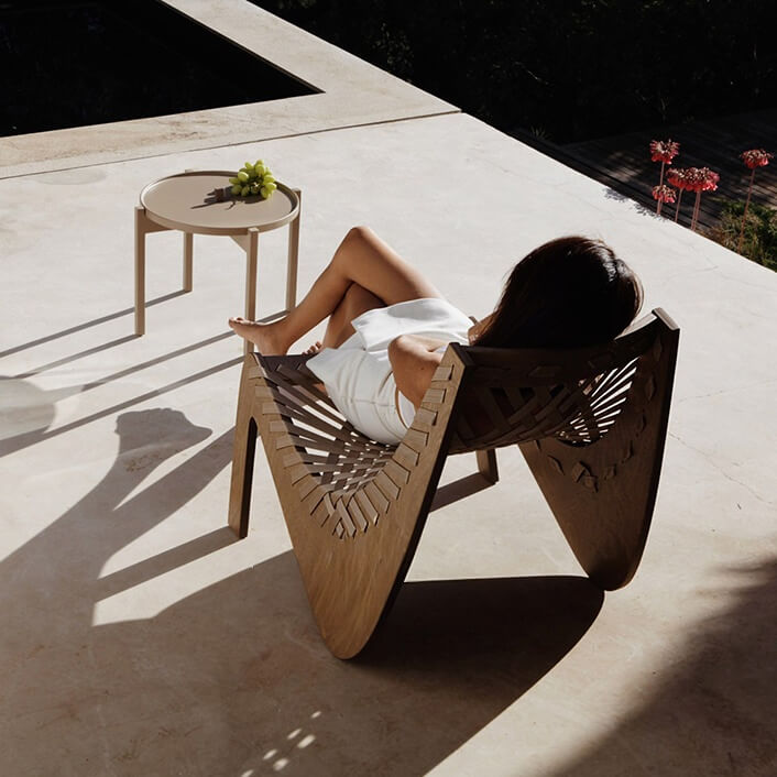 Sleek Outdoor Lounge Chair with Durable Aluminum and Wicker