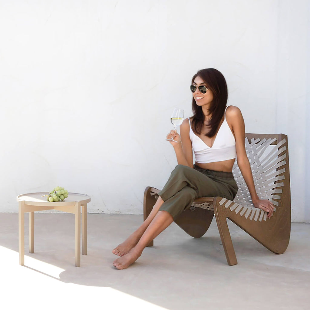 Sleek Outdoor Lounge Chair with Durable Aluminum and Wicker