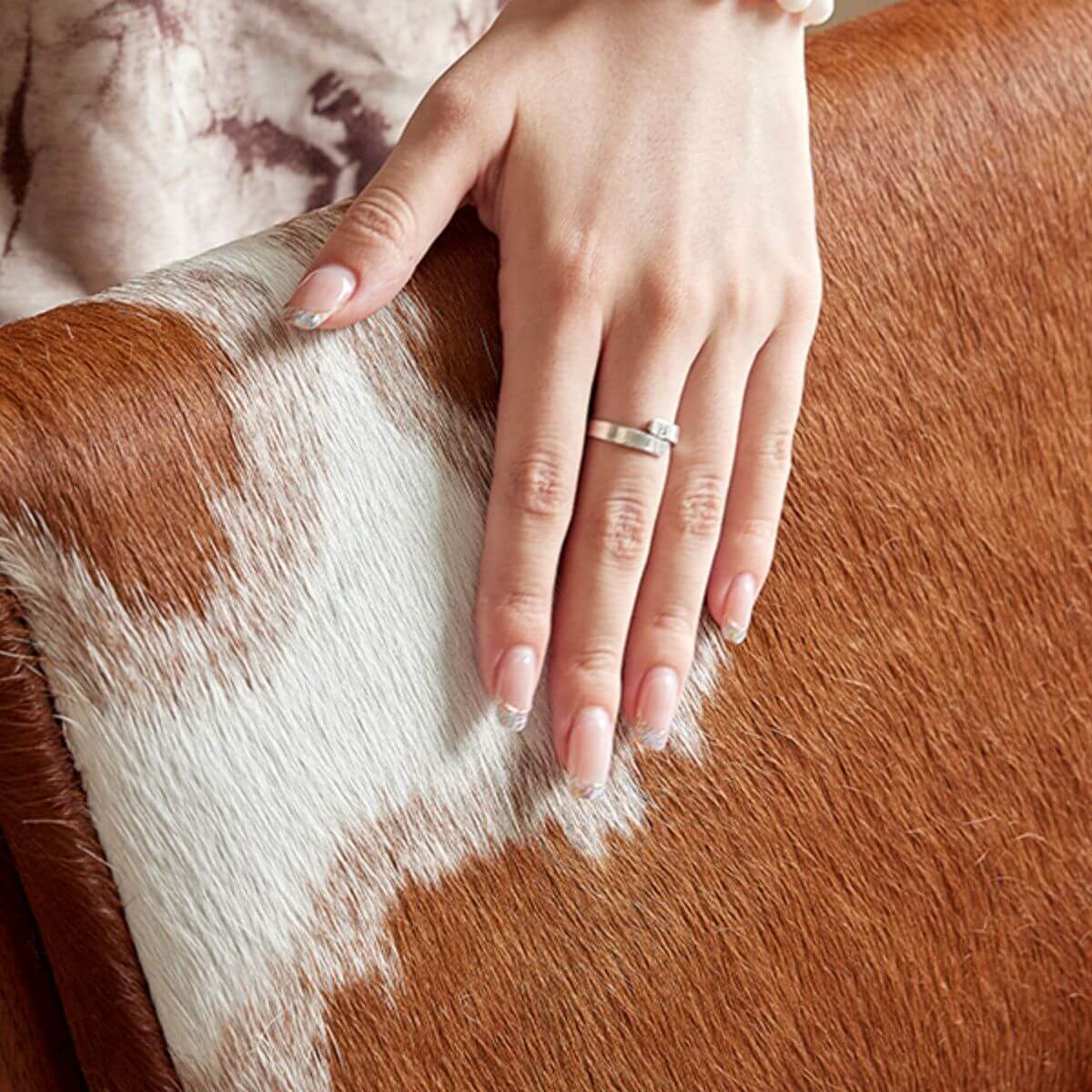 Sliding-Track Upholstered Bench Set Featuring Realistic Faux-Leather Cushions