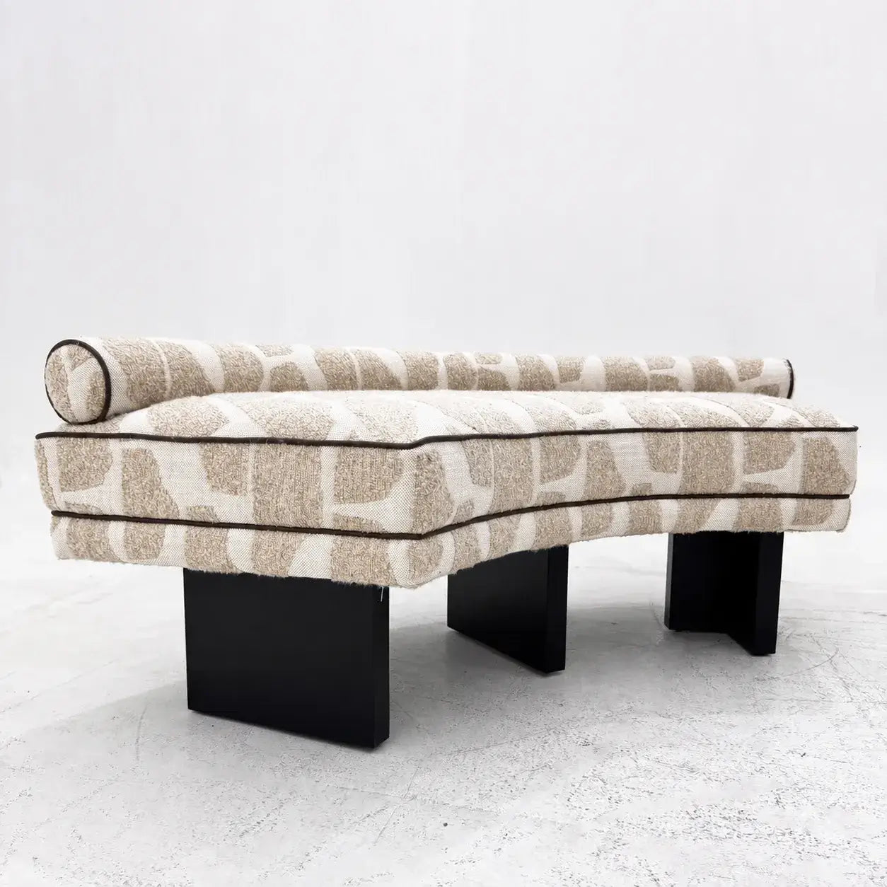 Banc croissant texturé avec dossier traversin, accent sculptural rétro français Image secondaire du produit