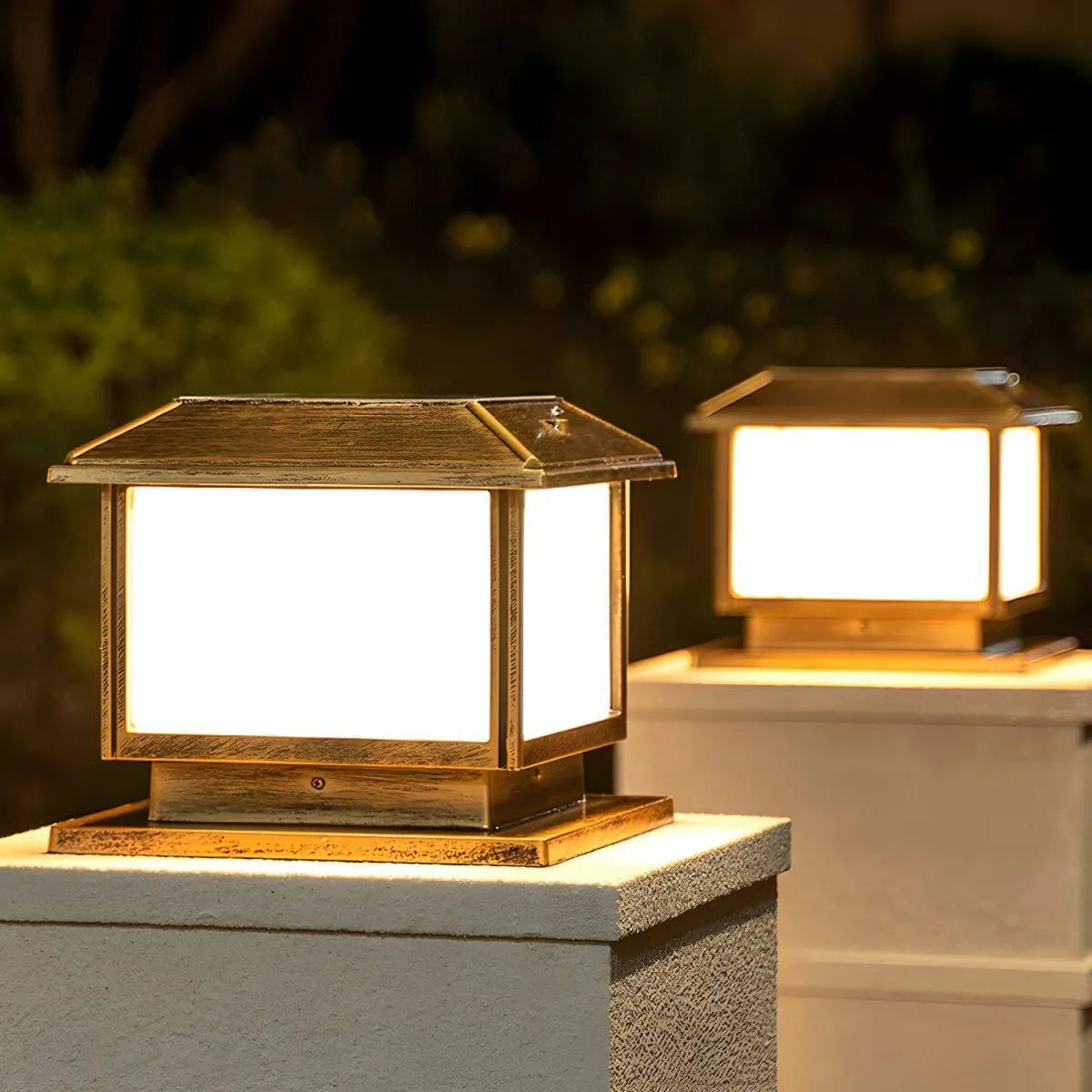Traditional Solar-Powered Metal Landscape Table Lamp with Acrylic Shade Imagen secundaria del producto