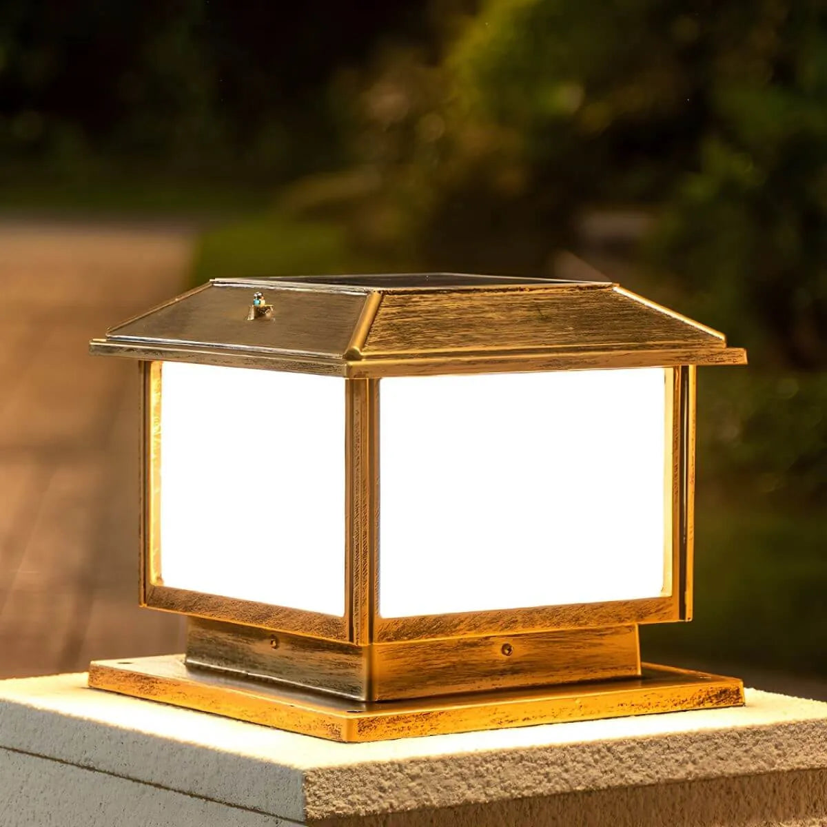 Traditional Solar-Powered Metal Landscape Table Lamp with Acrylic Shade Main Product Image Imagen principal del producto