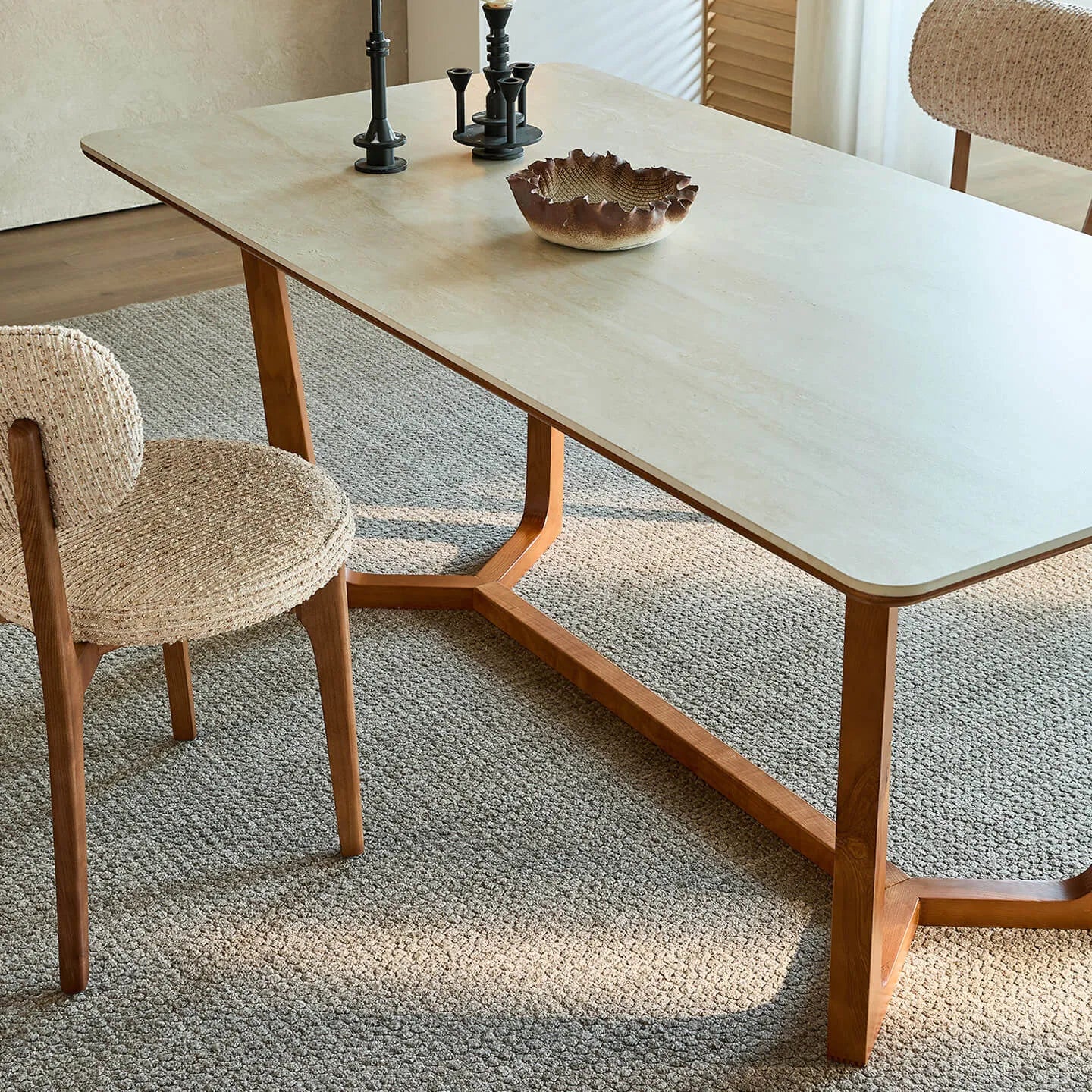 Mesa de comedor de piedra sinterizada efecto travertino con base Y de fresno macizo y asientos tejidos