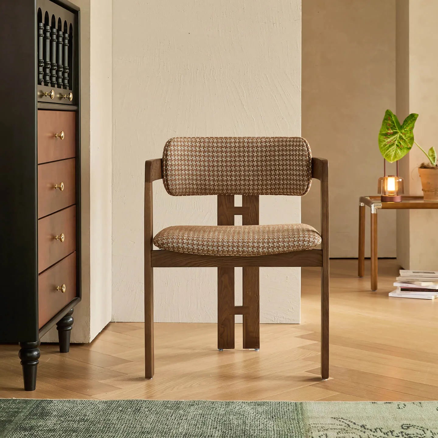 Vintage Ash Wood Dining Chair with Houndstooth Upholstery and Sculpted Back Slit Main Product Image Image principale du produit