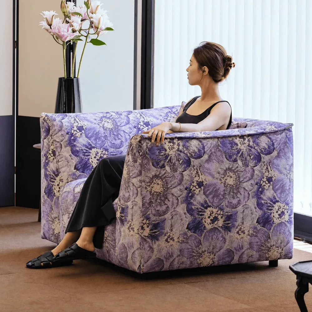 Silla de acento con tapiz floral violeta y silueta curva vintage italiana Imagen secundaria del producto