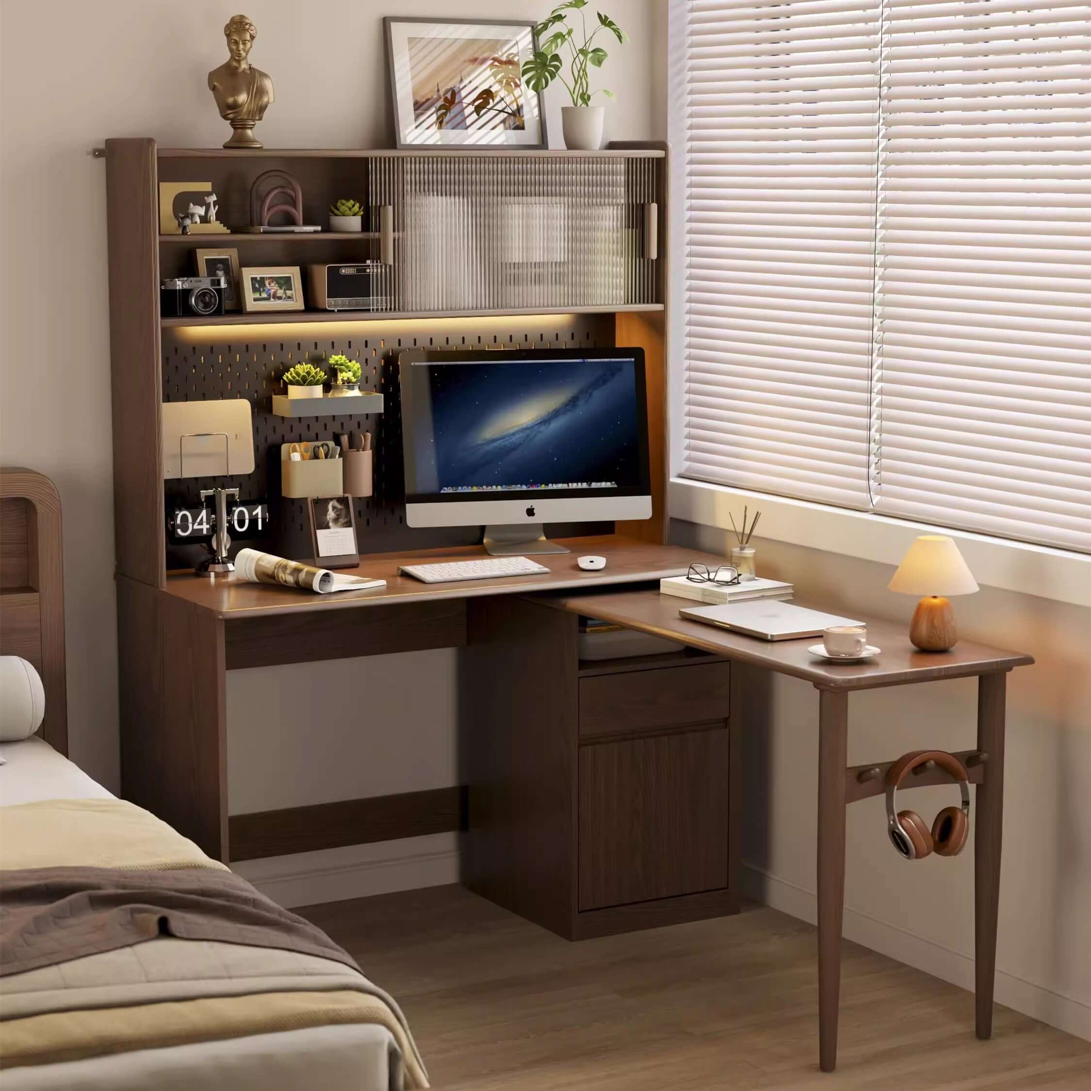 jalousie aufbewahrung Walnuss-Drehschreibtisch mit Pegboard-Aufbewahrung – cocochairs