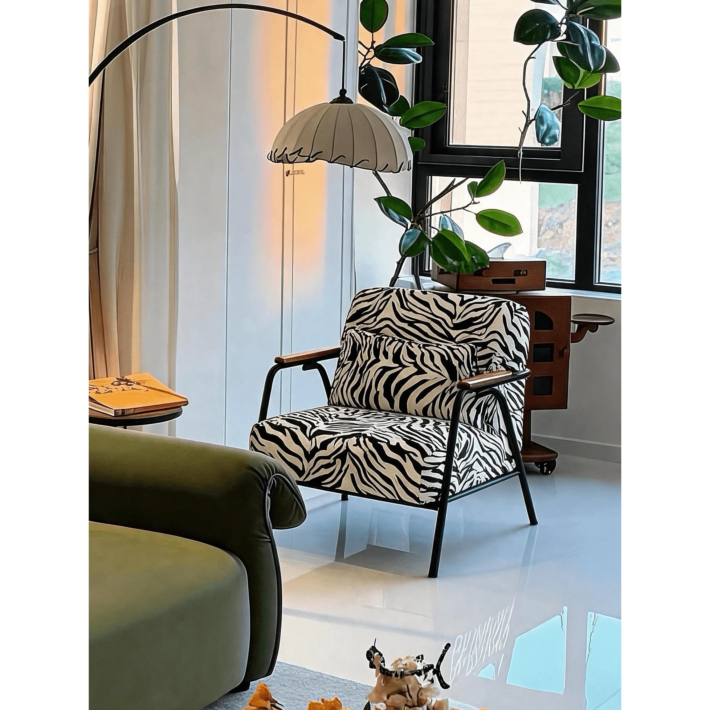 Zebra Print Chair Series with Solid Wood Arms and Matte Black Metal Legs Zweitbild