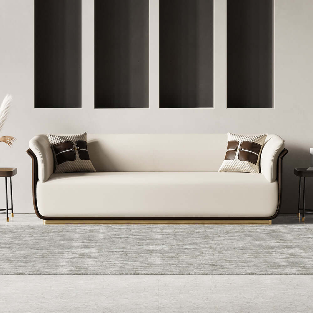 Sofá de 3 plazas de cuero de microfibra crema con estructura de madera maciza y silueta rectangular bien cortada
