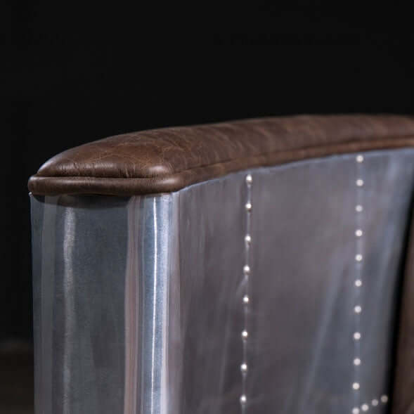 أريكة زادو فنتاج من الجلد الصناعي البني، أريكة طيار ثلاثية المقاعد، أريكة لوفت صناعية مع زخرفة مسامير Secondary image