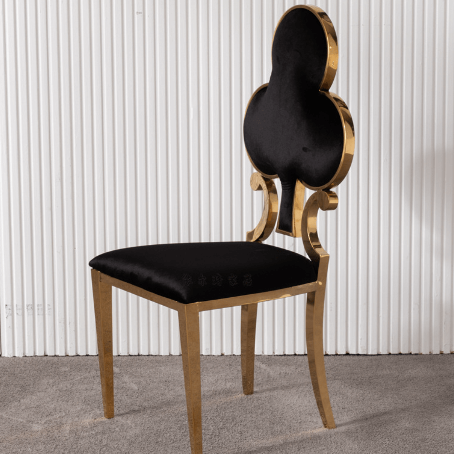 Poker style chair in luxurious velvet and golden legs for a statement piece in any interior