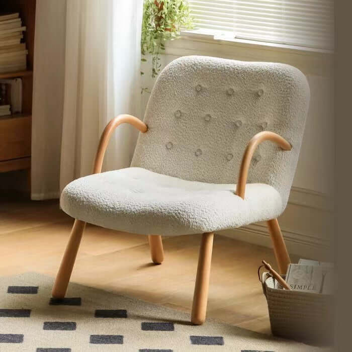 無垢材アームレストと彫刻的なカーブフレームを備えたブークレ Clam Chair