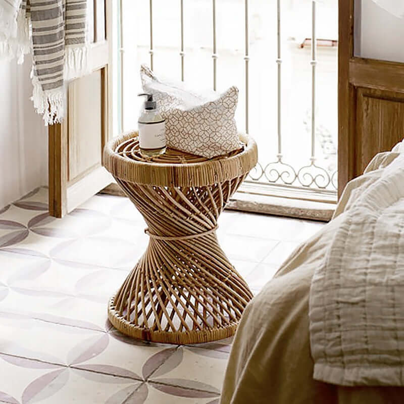 15.7 inch Woven Rattan End Table in Unique Hourglass Shape for Living Room Decor メイン画像