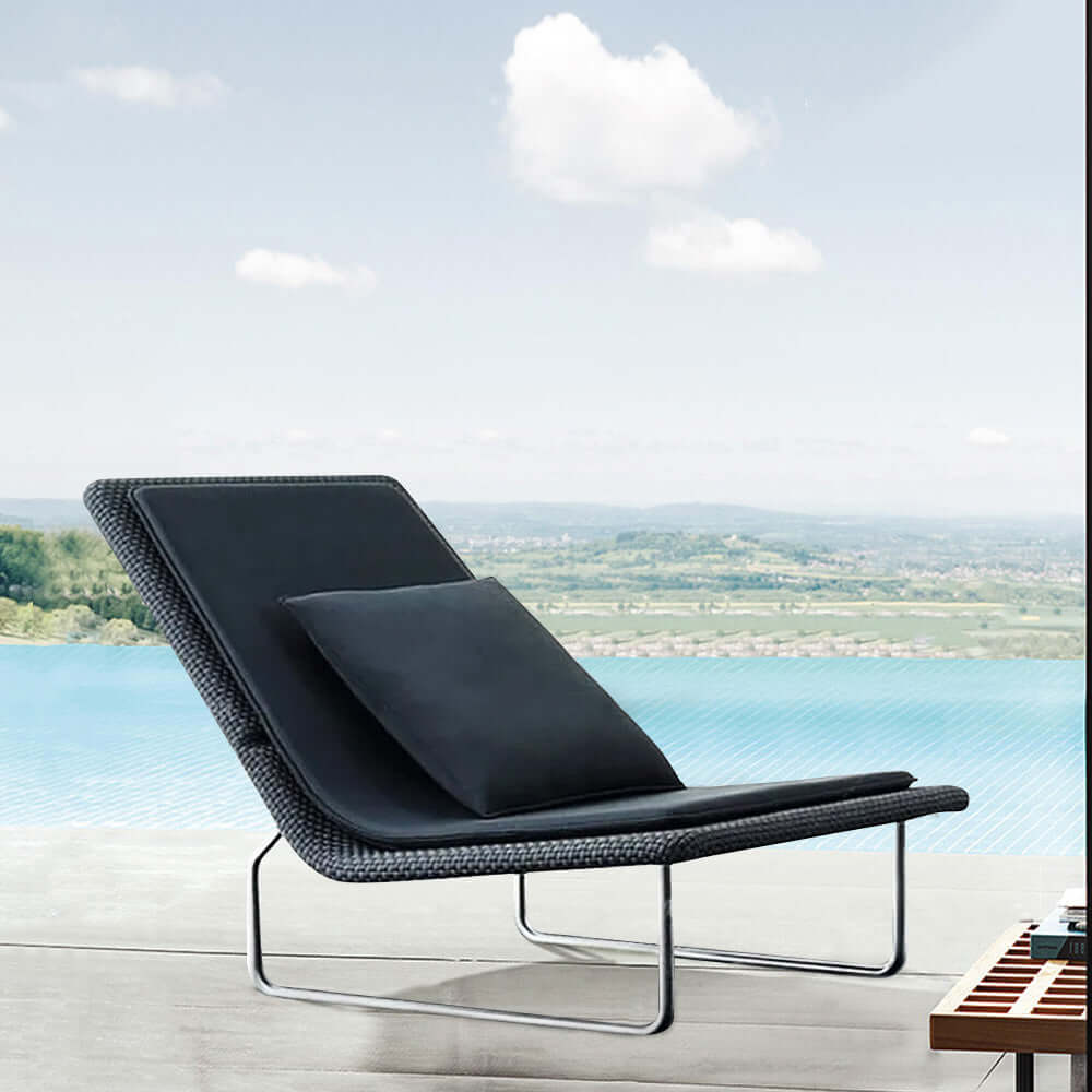 Black Rattan Outdoor Lounge Chair with Aluminum Frame for Relaxation and Comfort メイン画像