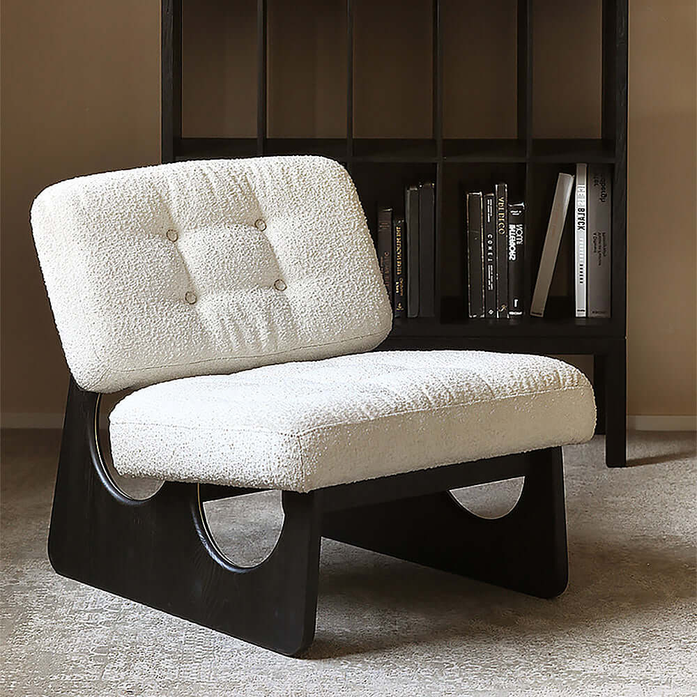 Modern white and black boucle sherpa lounge chair with ash wood upholstery メイン画像