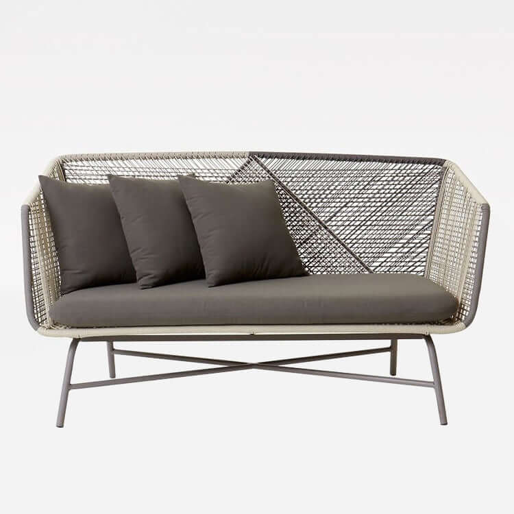 Outdoor PE rattan loveseat with metal legs and cushion pillows for patio seating Image principale du produit